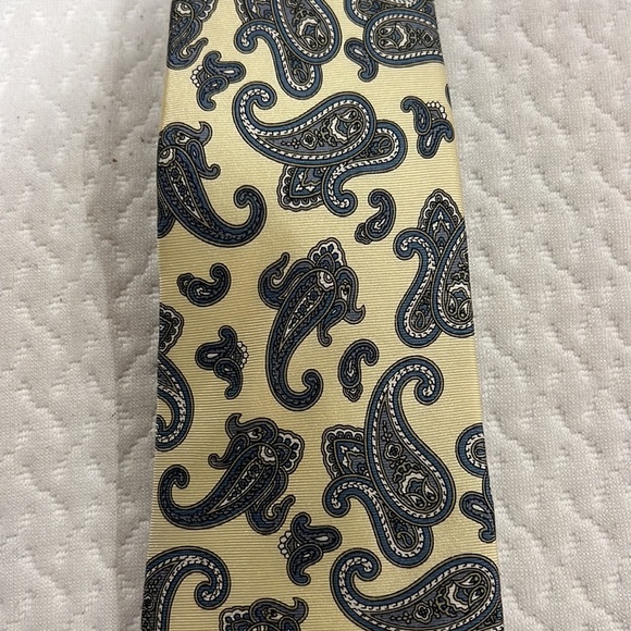 Christian Dior Tie in Excellent condition beautiful print - Picture 3 of 7